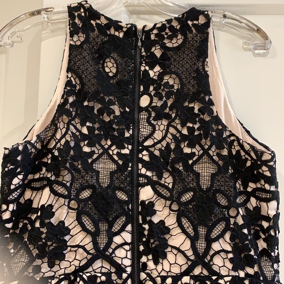 Lace embroidered dress - Picture 4 of 4